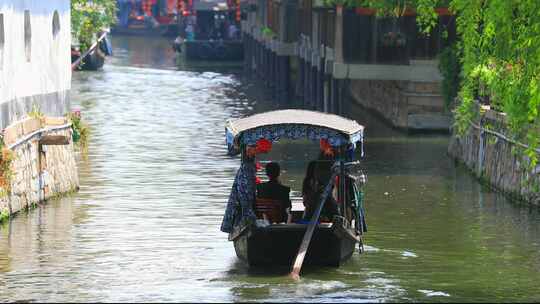 江南水乡乘船游览景象