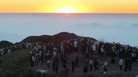 山顶人群观赏日出场景 太子尖日出