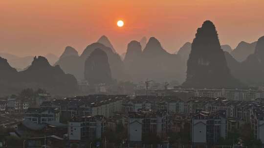 夕阳下的城镇与喀斯特地貌山景