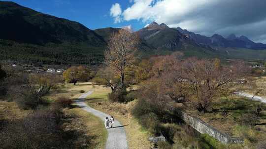 丽江玉龙雪山下的风景航拍