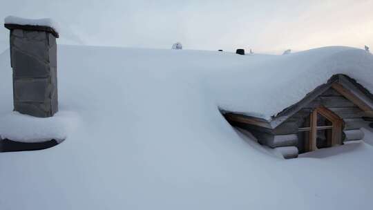 无人机飞向北极圈芬兰拉普兰白雪覆盖的小屋