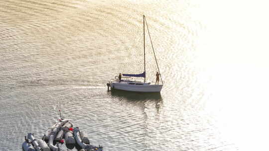 美国加州日落时分，帆船圣巴巴拉港上漂浮的