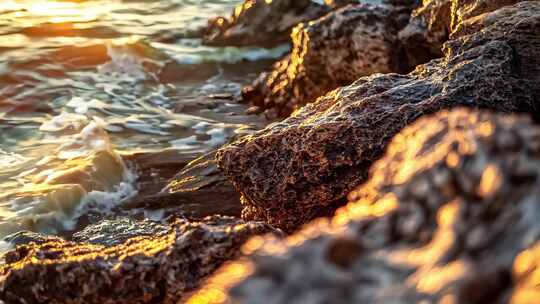 夕阳下海浪拍打岩石景观