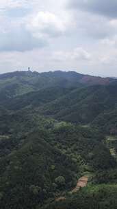 竖版航拍连绵起伏山川乡村