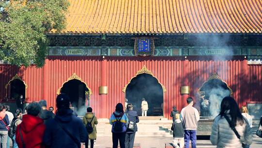 4K升格实拍北京雍和宫内的信徒游人