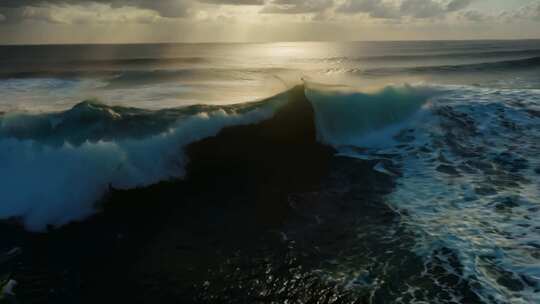 4k海浪翻滚电影感超广角水花飞向空中