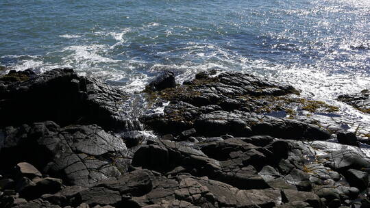 海浪拍打着海岸岩石      