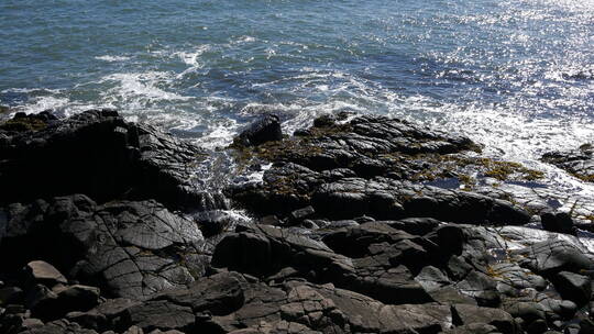 海浪拍打着海岸岩石      视频素材模板下载