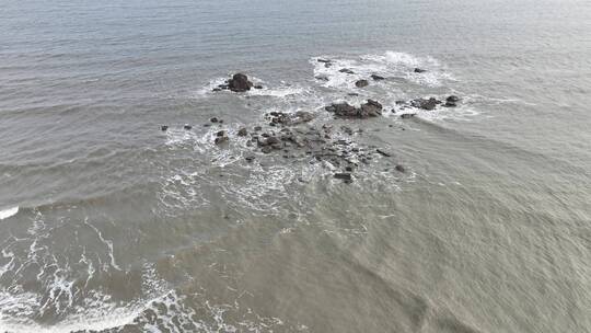 阴天海水沙滩航拍礁石海岸石头俯拍海上岩石