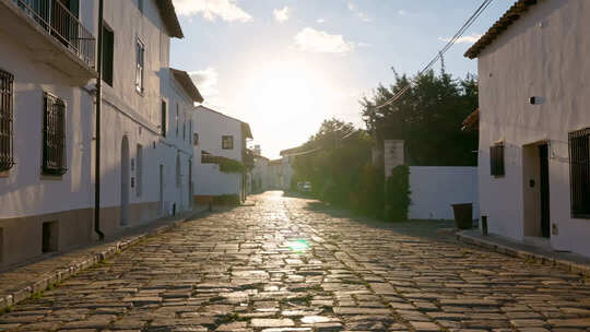 小镇小巷清晨街景