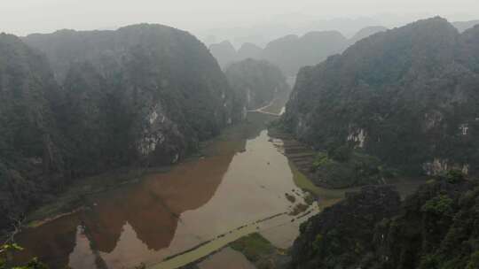 越南落基山脉和河流的鸟瞰图。