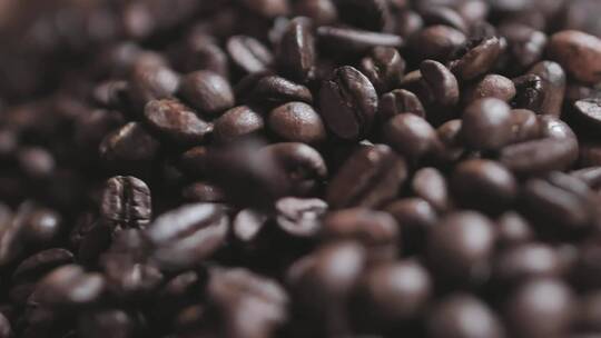 咖啡豆落在一层更多的豆子上