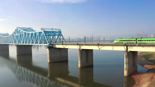 复兴号绿皮动车清晨驶过铁桥视频素材模板下载