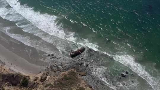 旧木船搁浅海滩上