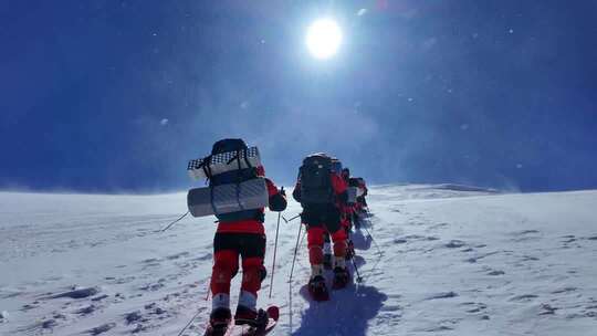 风雪中攀登慕士塔格雪山的登山者