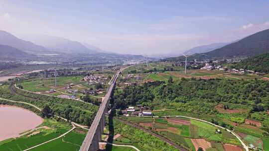 复兴号行驶过凉山州西昌市德昌县风力发电场