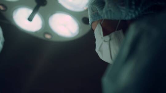 女医生在手术室做手术视频素材模板下载