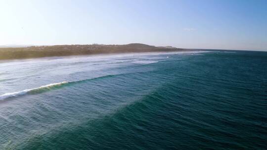 海浪冲击着海岸航拍视频素材模板下载