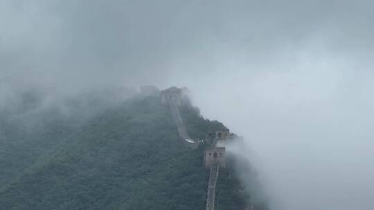 长焦航拍长城烟雨朦胧烽火台特写