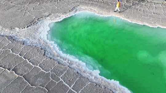 青海海西大柴旦翡翠湖人物湖面航拍视频