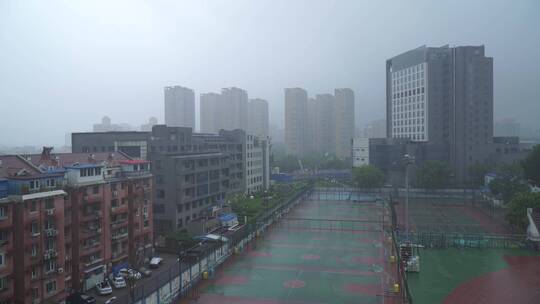 雾气雾霾阴天下雨暴雨中的城市