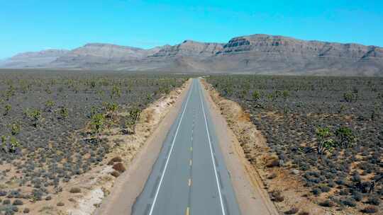 沙漠空中山丘附近的道路