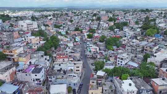 圣多明戈郊区城市贫民窟和主要街道的宽航拍