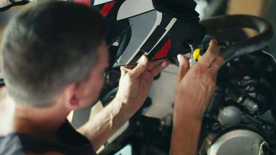 特写镜头一名男性机械师拧开固定摩托车维修视频素材模板下载