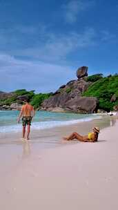 一对男女在泰国南部热带岛屿斯米兰的海滩上放松