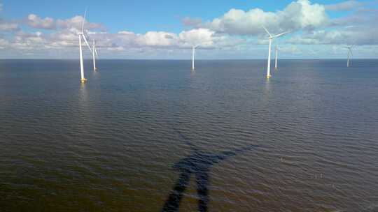 荷兰风车公园的春季景观风车涡轮机产生绿色