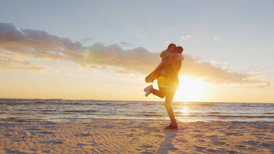 情侣在海滩散步视频素材模板下载