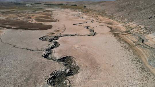 贫瘠干旱的土地里的小河流视频素材模板下载