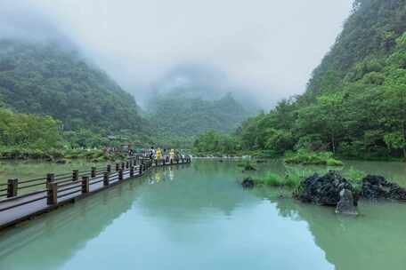 小七孔景区雨雾潭水小桥游人