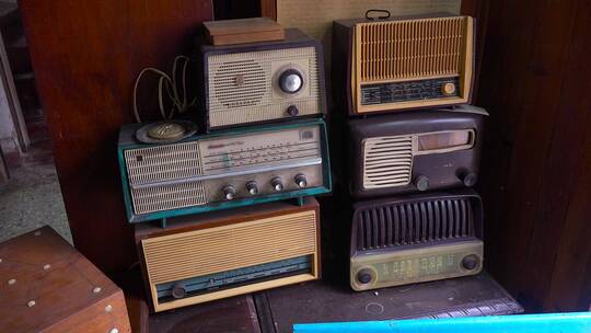 堆放着老式收音机