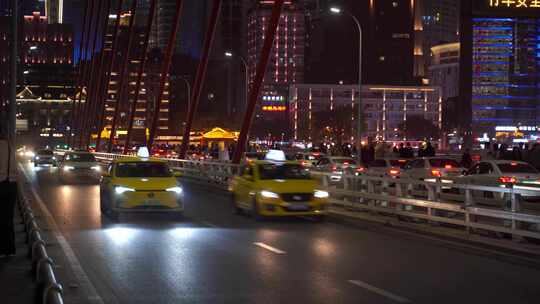 夜晚车辆车流交通重庆千厮门嘉陵江大桥夜景