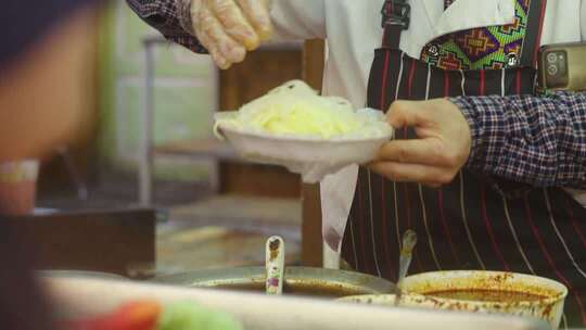 新疆汗巴扎小吃凉皮米皮凉面街边小吃