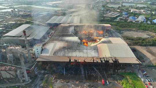 大火吞噬工业建筑的强烈鸟瞰图。