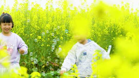 孩子油菜花中玩泡泡油菜花田春日春游户外