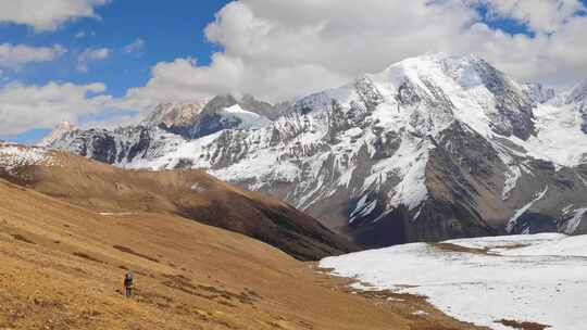 攀登横断山脉勒多曼因雪山的登山者徒步进山