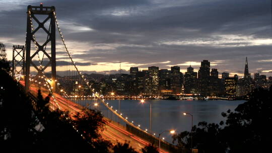 旧金山的奥克兰海湾大桥昼转夜的延时拍摄