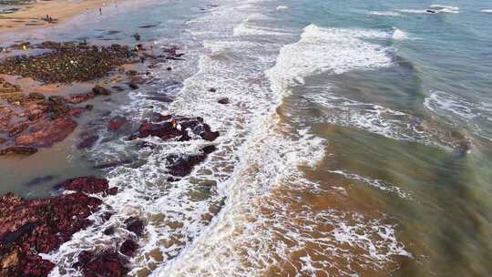 海滩上的海浪航拍慢动作视频