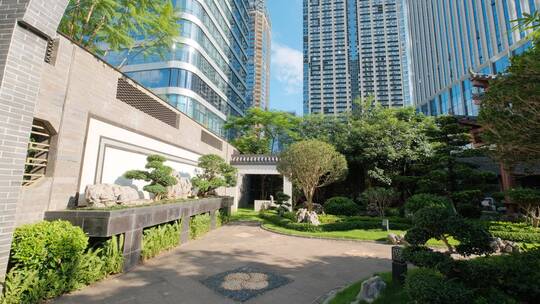 现代与传统城市高楼建筑群里的中式园林庭院