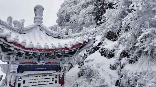 洛阳老君山金顶建筑屋檐雪后冰冻