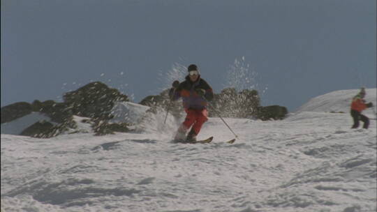 高山滑雪者滑下山坡视频素材模板下载