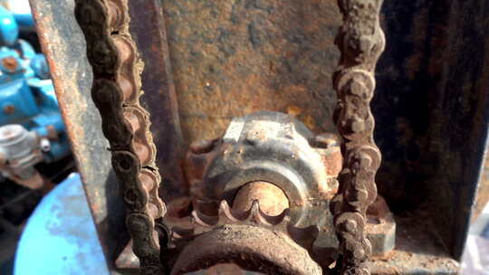 旧生锈的移动链条和金属齿轮