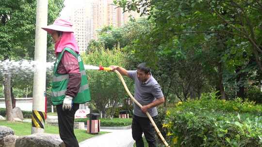 园林工人给植物 浇水