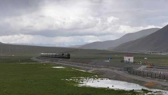 青藏铁路火车行驶于山间