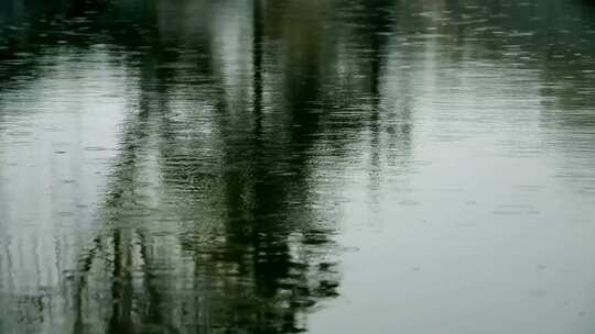 雨滴水面