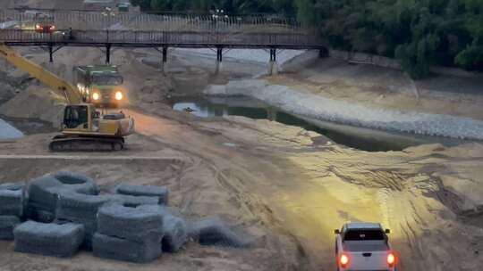 河道治理挖掘机运输车10