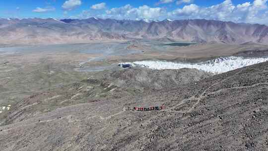 航拍攀登新疆慕士塔格峰雪山的登山队